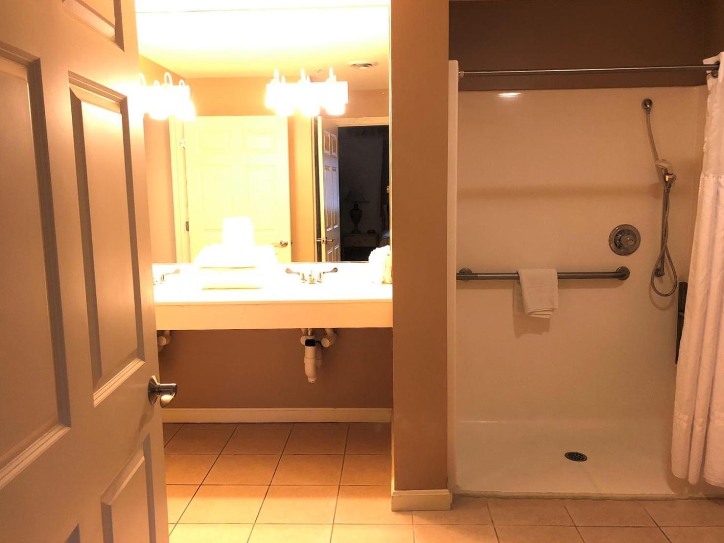Vacation Village In The Berkshires Hancock Bilik gambar A typical bathroom in a hotel