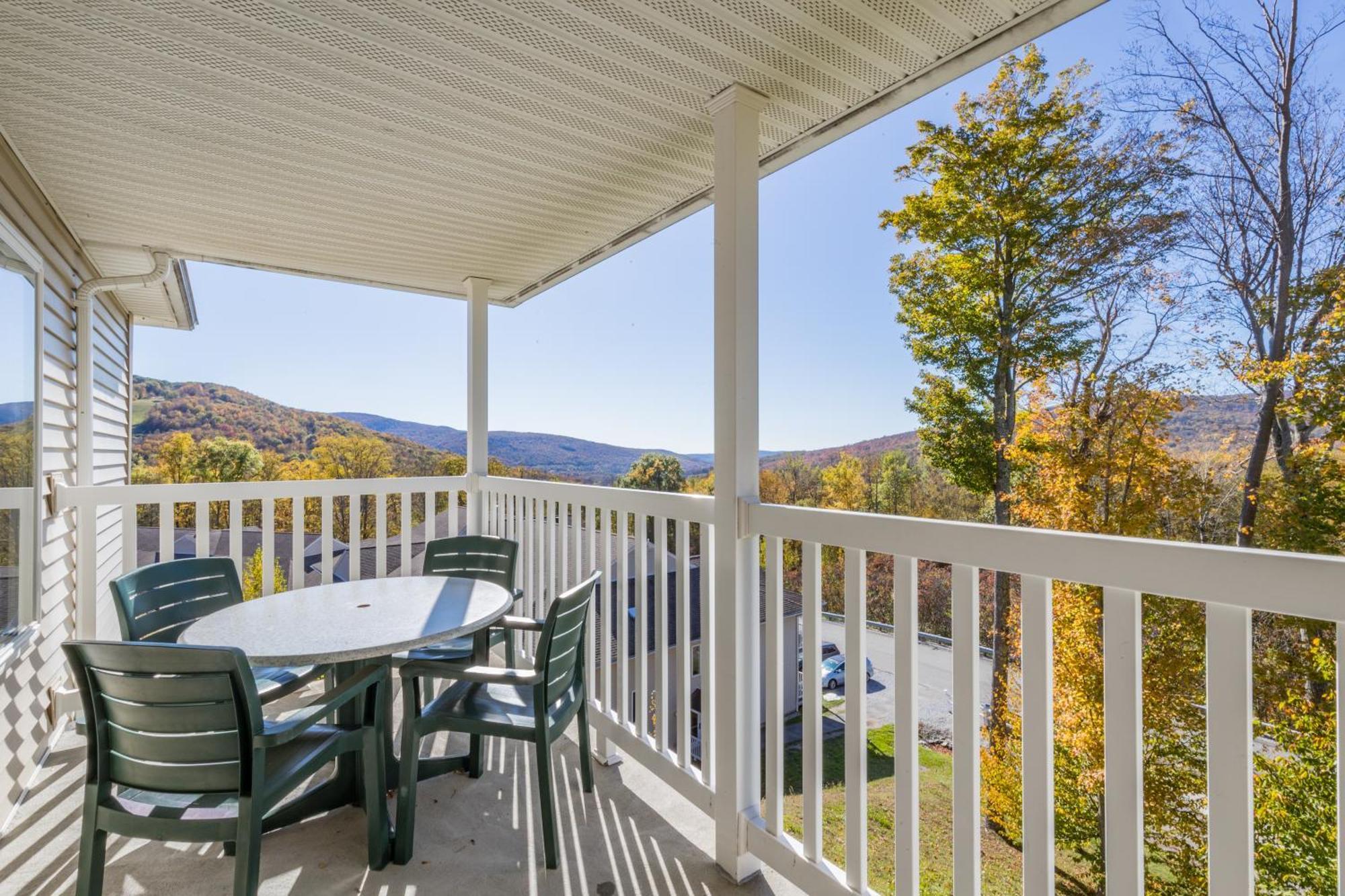 Vacation Village In The Berkshires Hancock Luaran gambar A balcony at the Riverview Apartments