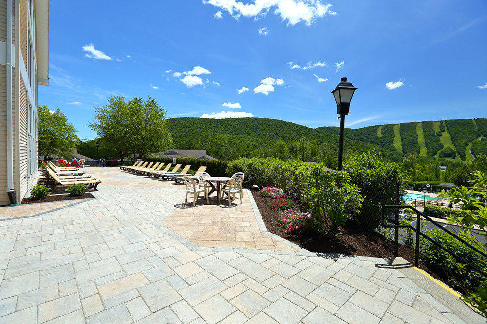 Vacation Village In The Berkshires Hancock Luaran gambar The patio at the Mountain View Grand Resort