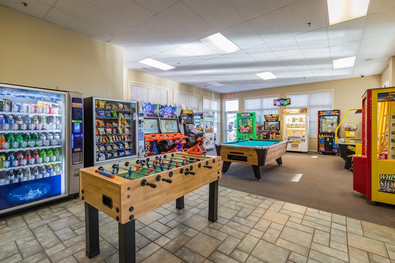 Vacation Village In The Berkshires Hancock Luaran gambar The game room at the station